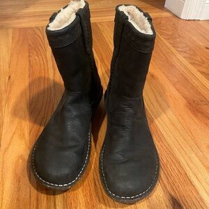 Black weather proof uggs, fur lined womens size 7